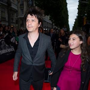 Nicola Sirkis a ainsi toujours su rattraper ces périodes et jouer, hors scène, son rôle : "Mon quotidien ressemble à celui d’un père qui va chercher ses enfants à l’école"...

Nicola Sirkis et sa fille Théa à la première du film "Jurassic World" à l'Ugc Normandie à Paris le 29 mai 2015. Crédit Olivier Borde / Bestimage