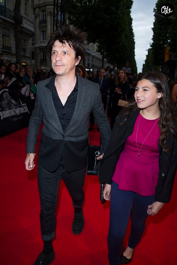 Nicola Sirkis a ainsi toujours su rattraper ces périodes et jouer, hors scène, son rôle : "Mon quotidien ressemble à celui d’un père qui va chercher ses enfants à l’école"...

Nicola Sirkis et sa fille Théa à la première du film "Jurassic World" à l'Ugc Normandie à Paris le 29 mai 2015. Crédit Olivier Borde / Bestimage