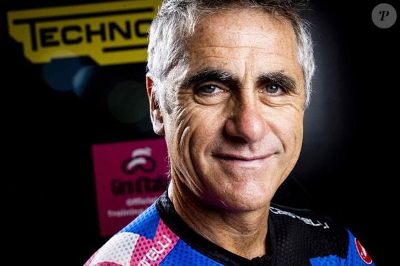 Il commente ainsi le Tour de France depuis déjà de nombreuses années sur les antennes de France Télévisions Présentation du vélo d'appartement Technogym Ride par Laurent Jalabert à Paris le 17 mai 2022. (JB Autissier / Panoramic / Bestimage).