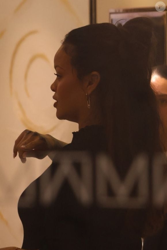 Rihanna brave la frénésie médiatique, à Cannes, en marge du festival du film, à l'occasion d'une séance de shopping en solo, et entre dans une boutique Messika, le 21 mai 2025. Backgrid USA / Bestimage