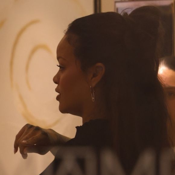 Rihanna brave la frénésie médiatique, à Cannes, en marge du festival du film, à l'occasion d'une séance de shopping en solo, et entre dans une boutique Messika, le 21 mai 2025. Backgrid USA / Bestimage