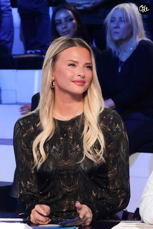 Exclusif - Kelly Vedovelli, sur le plateau de l’émission « TPMP » présentée par C.Hanouna et diffusée en direct sur C8, Paris, France, le 11 février 2025. © Jack Tribeca / Bestimage