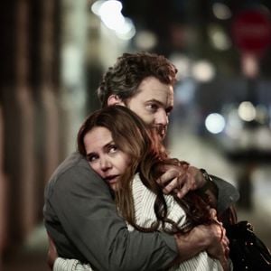 New York, NY Katie Holmes et Josh Jackson partagent un moment de tendresse lors du tournage de la trilogie "Happy Hour". 
Backgrid USA / Bestimage