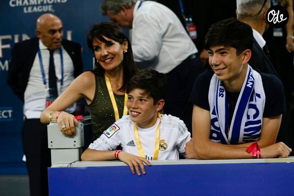 En effet, il porte désormais son prénom au dos de son maillot et pas son nom de famille

La femme Zinédine Zidane, Véronique et ses enfants Elyaz et Théo - Le Real Madrid de Zinédine Zidane remporte la Ligue des champions aux tirs au buts face à l'Atlético de Madrid, (1-1 après prolongations, 5-3 aux t.a.b.) à Milan le 28 mai 2016.
Crédit : GTRES / BESTIMAGE