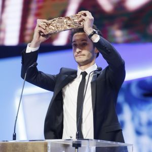 Pierre Niney (césar du meilleur acteur pour le film "Yves Saint Laurent") - 40ème cérémonie des César au théâtre du Châtelet à Paris, le 20 février 2015. © BORDE-JACOVIDES / BESTIMAGE
