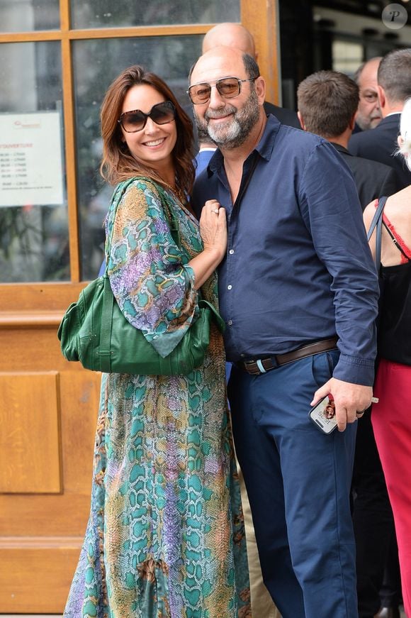 Julia Vignali et son mari Kad Merad - Mariage de Claude Lelouch à la mairie du 18ème à Paris. Le 17 juin 2023 Agence / Bestimage