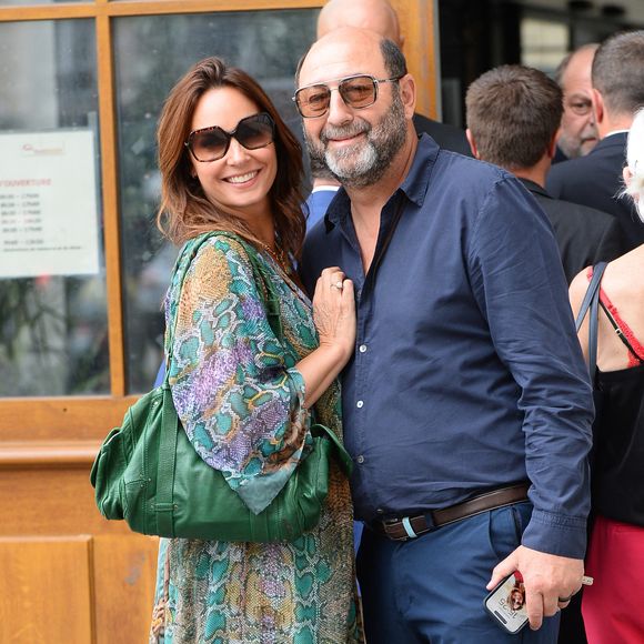 Julia Vignali et son mari Kad Merad - Mariage de Claude Lelouch à la mairie du 18ème à Paris. Le 17 juin 2023 Agence / Bestimage