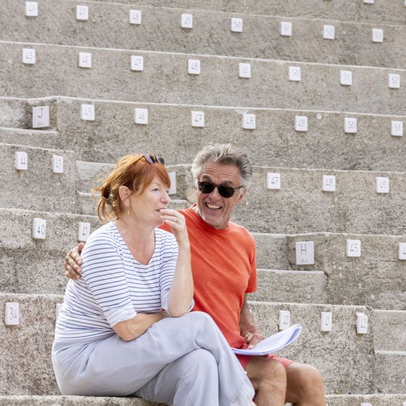 Exclusif - Gérard Holtz, sa femme Muriel Mayette-Holtz - Répétitions de la pièce de théâtre "Chat en poche" (Mise en scène Muriel Mayette-Holtz) lors du Festival de Ramatuelle, le 10 août 2021. © Cyril Bruneau / Festival de Ramatuelle / Bestimage