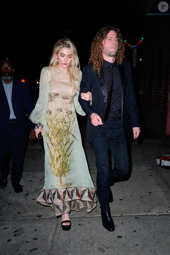 Le 6 décembre 2024, la fille unique de Michael Jackson avait même annoncé ses fiançailles avec le jeune homme, qui s'était agenouillé pour lui demander sa main, sur Instagram.

Paris Jackson et Justin Long, à New York, le 8 juin 2025. The ImageDirect / Bestimage