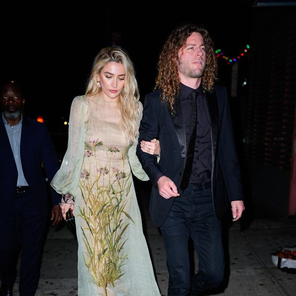 Le 6 décembre 2024, la fille unique de Michael Jackson avait même annoncé ses fiançailles avec le jeune homme, qui s'était agenouillé pour lui demander sa main, sur Instagram.

Paris Jackson et Justin Long, à New York, le 8 juin 2025. The ImageDirect / Bestimage