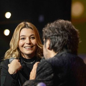 "J'étais une petite fille ultra-timide, presque de façon maladive. Je ne sortais pas de chez moi, je faisais l'école à la maison."

Exclusif - Santa, André Manoukian - Enregistrement de l'émission "La fête de la chanson française" à Paris, présentée par L.Thilleman et A.Manoukian, et diffusée le 20 décembre sur France 3
© Pierre Perusseau / Bestimage