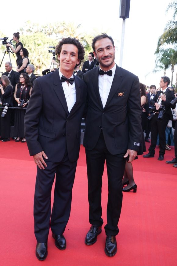 Raphael et Valentin Kretz à la montée des marches du film "Le Comte de Monte-Cristo" lors du 77ème Festival International du Film de Cannes, le 22 mai 2024. Photo : Jacovides-Moreau / Bestimage