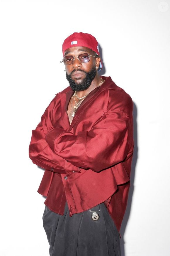 Mais c'est aussi l'occasion de découvrir les premiers pas de Tayc comme coach.

Exclusif - Tayc en backstage de l'émission "C à vous" lors du 78ème Festival International du Film de Cannes le 22 mai 2025. © Jack Tribeca / Bestimage