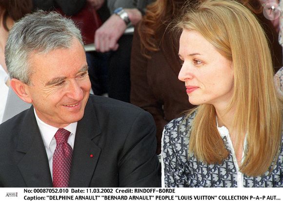 Delphine Arnault et son père Bernard Arnault, au défilé Louis Vuitton, automne-hiver 2002-2003 à Paris RINDOFF-BORDE / BESTIMAGE
