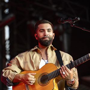 Kendji Girac en concert lors du festival de musique du Printemps de Perouges au Chateau de Saint-Maurice-de-Remens le 29 juin 2025. © Sandrine Thesillat / PsNewZ / Bestimage