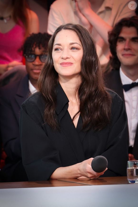 Exclusif - Marion Cotillard sur le plateauaude l'émission "C à vous" lors du 79ème Festival International du Film de Cannes le 16 mai 2026. © Jack Tribeca/Bestimage