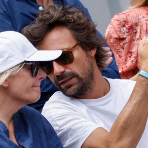 Bertrand Chameroy et Anne-Elisabeth Lemoine en tribunes lors des Internationaux de France de Tennis de Roland Garros 2025, à Paris, France, le 7 juin 2025. © Cyril Moreau/Bestimage