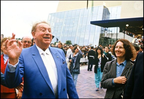 La réhabilitation était urgente car "Tout est tagué". "Un matelas oublié par des SDF traîne. Le plafond est percé de trous béants. Les escaliers menacent de s’écrouler", comme a précisé "Le Figaro". 

Archives - Charles Trenet lors du Festival de Cannes