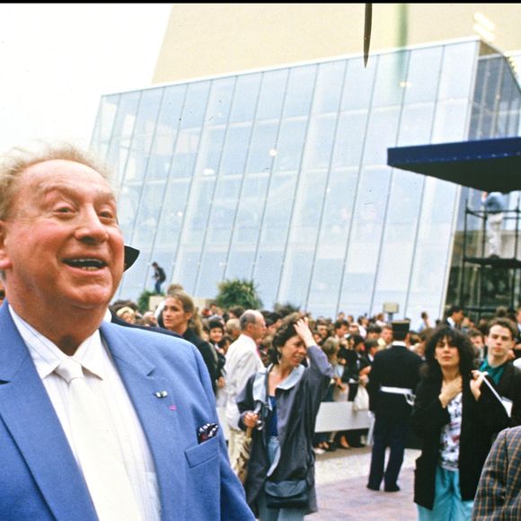 La réhabilitation était urgente car "Tout est tagué". "Un matelas oublié par des SDF traîne. Le plafond est percé de trous béants. Les escaliers menacent de s’écrouler", comme a précisé "Le Figaro". 

Archives - Charles Trenet lors du Festival de Cannes