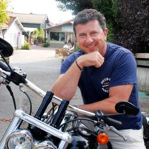 Exclusif - L'enfant du pays, Pascal Bataille, ancien animateur vedette de TF1 propriétaire de l'hôtel haut de gamme "Coté Sable" sur le front de mer du Cap-Ferret, essaye sa toute nouvelle Harley Davidson sur les routes du bassin d'Arcachon, au Cap-Ferret, France, le 29 août 2018. © Patrick Bernard-Guilaume Collet/Bestimage