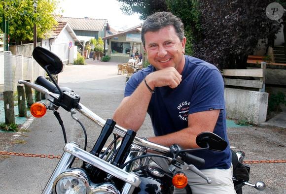 Exclusif - L'enfant du pays, Pascal Bataille, ancien animateur vedette de TF1 propriétaire de l'hôtel haut de gamme "Coté Sable" sur le front de mer du Cap-Ferret, essaye sa toute nouvelle Harley Davidson sur les routes du bassin d'Arcachon, au Cap-Ferret, France, le 29 août 2018. © Patrick Bernard-Guilaume Collet/Bestimage