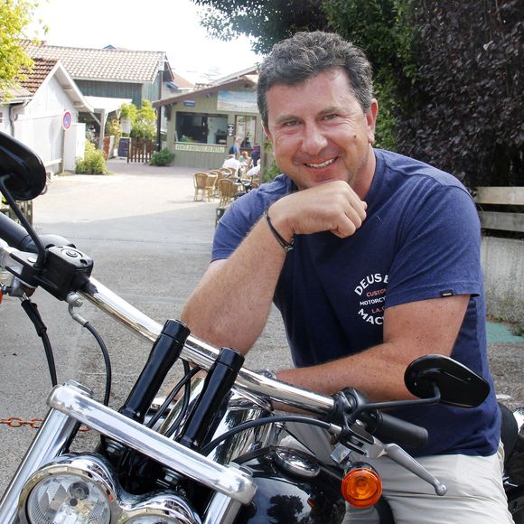 Exclusif - L'enfant du pays, Pascal Bataille, ancien animateur vedette de TF1 propriétaire de l'hôtel haut de gamme "Coté Sable" sur le front de mer du Cap-Ferret, essaye sa toute nouvelle Harley Davidson sur les routes du bassin d'Arcachon, au Cap-Ferret, France, le 29 août 2018. © Patrick Bernard-Guilaume Collet/Bestimage