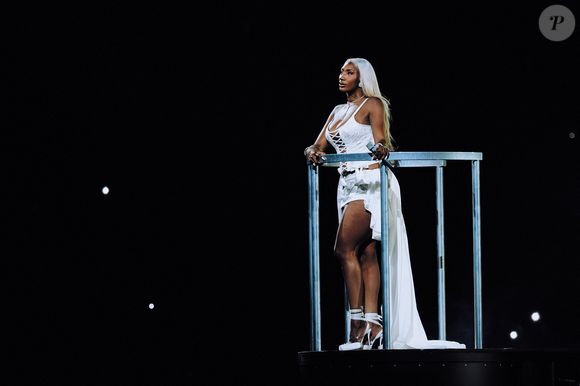 La superstar de la musique internationale Aya Nakamura a porté un look Savage X Fenty personnalisé lors de son concert d'ouverture à l'emblématique Stade de France.
©Tiziano.raw via Bestimage