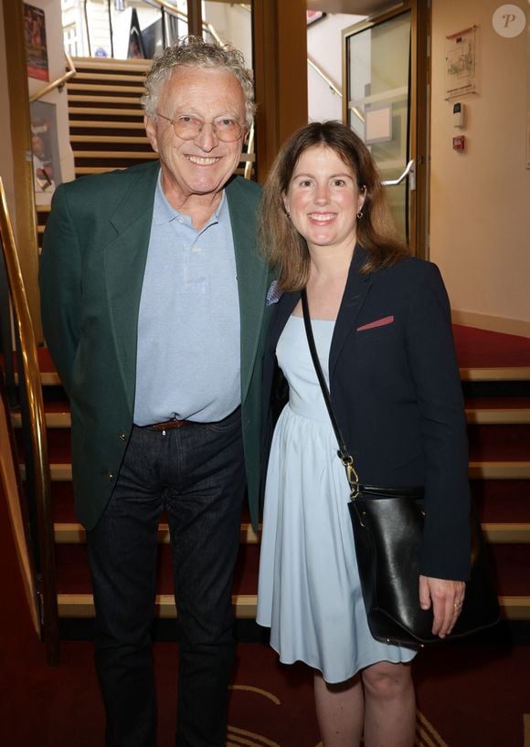 Nelson Monfort et sa fille Isaure - Anniversaire surprise de Popeck à l'occasion de ses 90 ans sur la scène du théâtre de Passy à Paris le 18 mai 2025. © Coadic Guirec/Bestimage