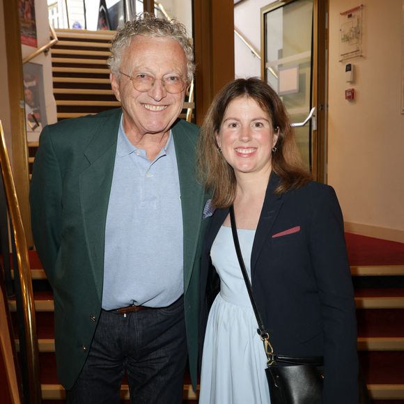 Nelson Monfort et sa fille Isaure - Anniversaire surprise de Popeck à l'occasion de ses 90 ans sur la scène du théâtre de Passy à Paris le 18 mai 2025. © Coadic Guirec/Bestimage