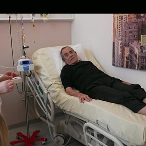Thierry Ardisson s’est éteint à l’âge de 76 ans, après treize ans de lutte contre un cancer du foie. 

Capture d'écran du documentaire "La face cachée de l'Homme en Noir" sur TF1