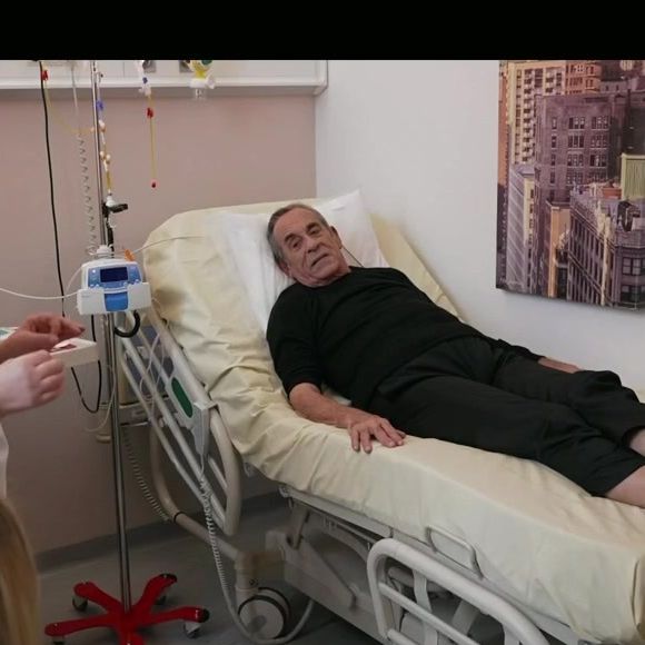 Thierry Ardisson s’est éteint à l’âge de 76 ans, après treize ans de lutte contre un cancer du foie. 

Capture d'écran du documentaire "La face cachée de l'Homme en Noir" sur TF1