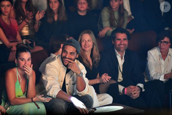 Elle est précisément la fille du père biologique de Carla Bruni-Sarkozy, Maurizio Remmert.  

Consuelo Remmert (soeur de Carla Bruni) et son mari Alexis Gurdjian, Rachida Dati au défilé Etam Live Show 2023 au Palace à Paris le 26 septembre 2023.

© Veeren / Bestimage