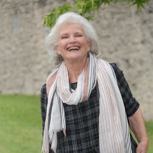 Loin de s'enfermer dans l'absence, elle prône l'importance de préserver sa propre identité et sa joie de vivre.

Marie-Christine Barrault au photocall du jury de la 19ème édition du festival du film francophone d'Angoulême le 24 août 2026. 

© Coadic Guirec / Bestimage