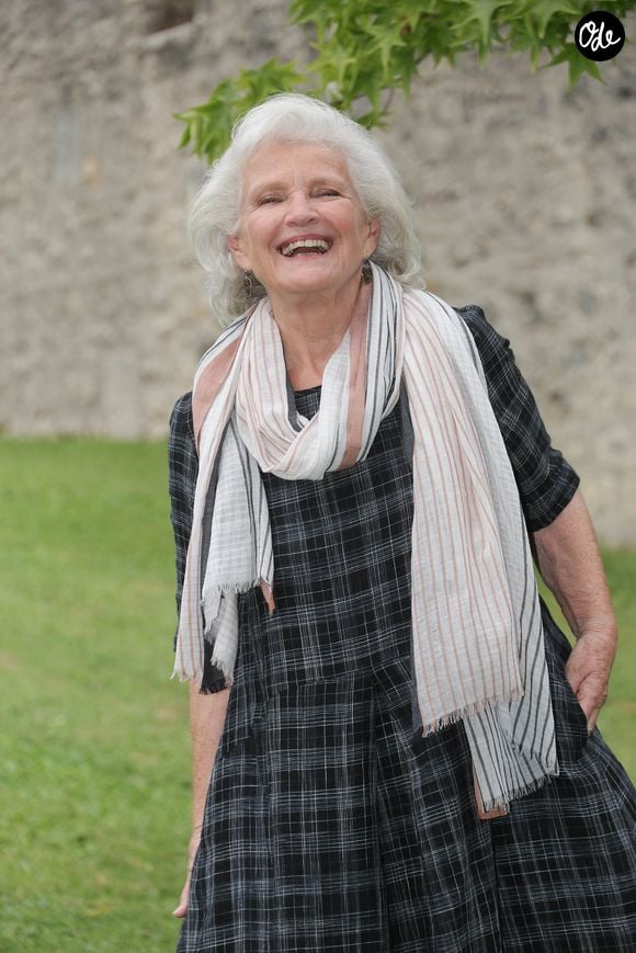 Loin de s'enfermer dans l'absence, elle prône l'importance de préserver sa propre identité et sa joie de vivre.

Marie-Christine Barrault au photocall du jury de la 19ème édition du festival du film francophone d'Angoulême le 24 août 2026. 

© Coadic Guirec / Bestimage