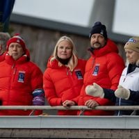 Malgré des complications pulmonaires et une convalescence aménagée, ce membre de famille royale s'affiche en public : explications