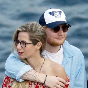 Ed Sheeran et sa compagne Cherry Seaborn ont été aperçus en train de prendre du bon temps avec des amis à Ibiza en Espagne. Photo par Bestimage