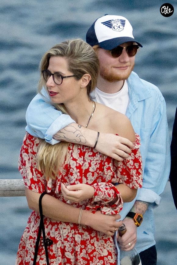 Ed Sheeran et sa compagne Cherry Seaborn ont été aperçus en train de prendre du bon temps avec des amis à Ibiza en Espagne. Photo par Bestimage