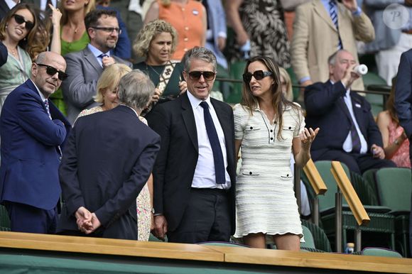 De même, Hugh Grant et sa femme Anna Eberstein, n'étaient pas habillés en blanc.

Hugh Grant et sa femme Anna Eberstein, assis derrière la reine consort d'Angleterre, assistent au tournoi de tennis de Wimbledon à Londres, le 9 juillet 2025. 

© Chryslene Caillaud / PsnewZ / Bestimage