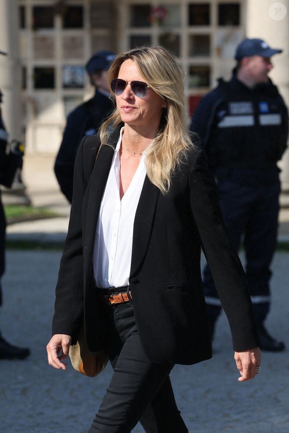 Sarah Poniatowski - Obsèques de la chanteuse Régine au Crematorium du cimetière du Père-Lachaise à Paris. Le 9 mai 2022. © Jacovides-Moreau / Bestimage