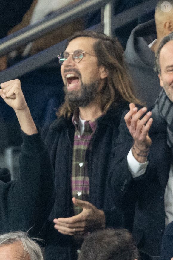 Pedro Winter - Célébrités dans les tribunes du match de Ligue des Champions entre le PSG contre le Bayern de Munich (1-2) au Parc des Princes à Paris le 4 novembre 2025. © Cyril Moreau/Bestimage