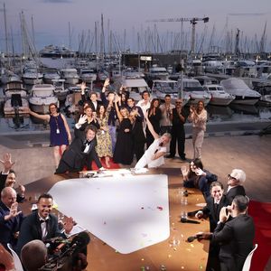 Mais 24 heures plus tard, coup de théâtre.

Exclusif - Adil Rami, Marc Cerrone, Christine and the Queens, Mohamed Bouhafsi, Anne-Elisabeth Lemoine, Géraldine Nakache, Patrick Cohen, Pierre Lescure, Bertrand Chameroy - Plateau de l'émission "C à vous" lors du 78ème Festival International du Film de Cannes le 23 mai 2025. © Jack Tribeca / Bestimage