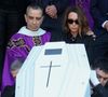 Ce vendredi 24 avril, les proches de Nathalie Baye se sont réunis à l’église Saint-Sulpice, à Paris, pour les obsèques de l'actrice, décédée à 77 ans le 17 avril dernier.

Sorties des obsèques de Nathalie Baye en l'église Saint-Sulpice à Paris.

© Dominique Jacovides - Coadic Guirec / Bestimage
