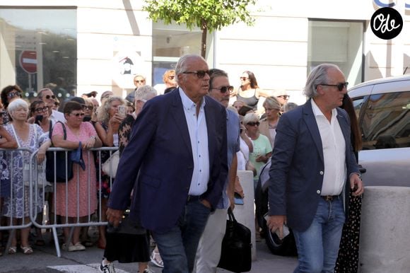 Un dernier hommage lui a été rendu le 31 août.

Gérard Louvin lors des obsèques de Philippe Bouvard en l'église Notre-Dame de Bon Voyage à Cannes, le 31 août 2026.
© Chavaroche-Guignebourg / Bestimage