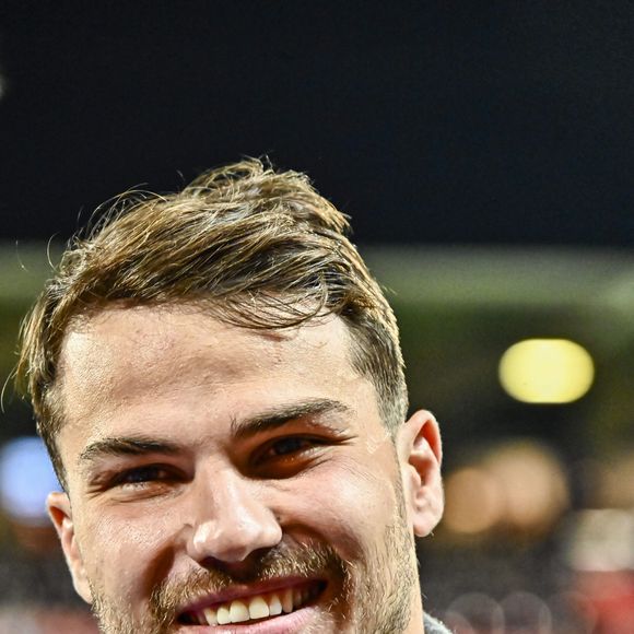 Avec son frère Clément, il a en effet transformé il y a quelques années la maison où ils ont passé leur enfance, dans le petit village de Castelnau-Magnoac, en gîte.

Antoine Dupont lors du match de rugby de la 6e journée du Top 14 opposant le Stade toulousain à l'Union Bordeaux Bègles (56-13) à Toulouse, France, le 12 octobre 2025. © Thierry Breton/Psnewz/Bestimage