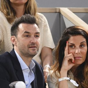 Rappelons que c'est dans le sud de la France, plus particulièrement dans la région de Saint-Tropez, qu'il est installé avec Deborah et Léo. La petite famille coule des jours heureux au sein d'une grande villa.

Cyril Lignac et sa compagne Déborah - Les célébrités dans les tribunes lors des Internationaux de France de Tennis de Roland Garros 2023 le 7 juin 2023.