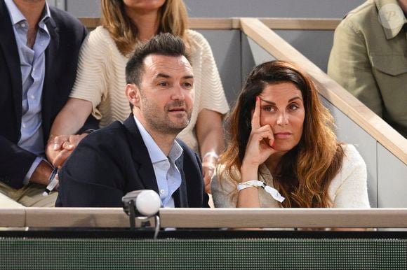 Rappelons que c'est dans le sud de la France, plus particulièrement dans la région de Saint-Tropez, qu'il est installé avec Deborah et Léo. La petite famille coule des jours heureux au sein d'une grande villa.

Cyril Lignac et sa compagne Déborah - Les célébrités dans les tribunes lors des Internationaux de France de Tennis de Roland Garros 2023 le 7 juin 2023.