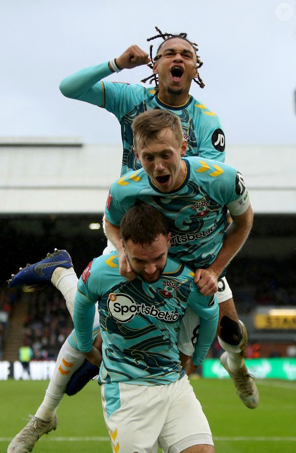 Southampton Adam Armstrong (en bas) célèbre avec James Ward-Prowse (au centre) et Sekou Mara (en haut) après avoir marqué le deuxième but de son équipe lors du troisième tour de l'Emirates FA Cup à Selhurst Park, Londres. Date de la photo : samedi 7 janvier 2023. ©Kieran Cleeves/PA Wire.