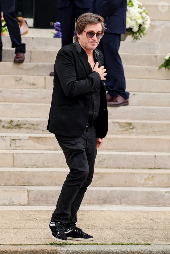Thomas Dutronc, la main sur le coeur en guise de remerciement envers la foule d'admirateurs venue nombreuse pour rendre un dernier hommage à sa mère - Sortie des obsèques de l'auteure-compositrice-interprète et actrice française Françoise Hardy au crématorium du cimetière du Père-Lachaise à Paris, France, le 20 juin 2024. © Jacovides-Moreau/Bestimage