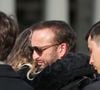 Soutenu par sa belle-fille Milla, il affronte désormais cette nouvelle vie sans Emilie Dequenne à ses côtés
Michel Ferracci serre dans ses bras sa belle-fille, Milla Savarese, la fille de la défunte, sous le regard de ses fils Maël et Enzo Ferracci à la sortie des obsèques d'Emilie Dequenne au cimetière Père Lachaise à Paris, France, le 26 mars 2025. © Cyril Moreau/Bestimage