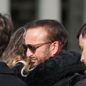 Soutenu par sa belle-fille Milla, il affronte désormais cette nouvelle vie sans Emilie Dequenne à ses côtés

Michel Ferracci serre dans ses bras sa belle-fille, Milla Savarese, la fille de la défunte, sous le regard de ses fils Maël et Enzo Ferracci à la sortie des obsèques d'Emilie Dequenne au cimetière Père Lachaise à Paris, France, le 26 mars 2025. © Cyril Moreau/Bestimage